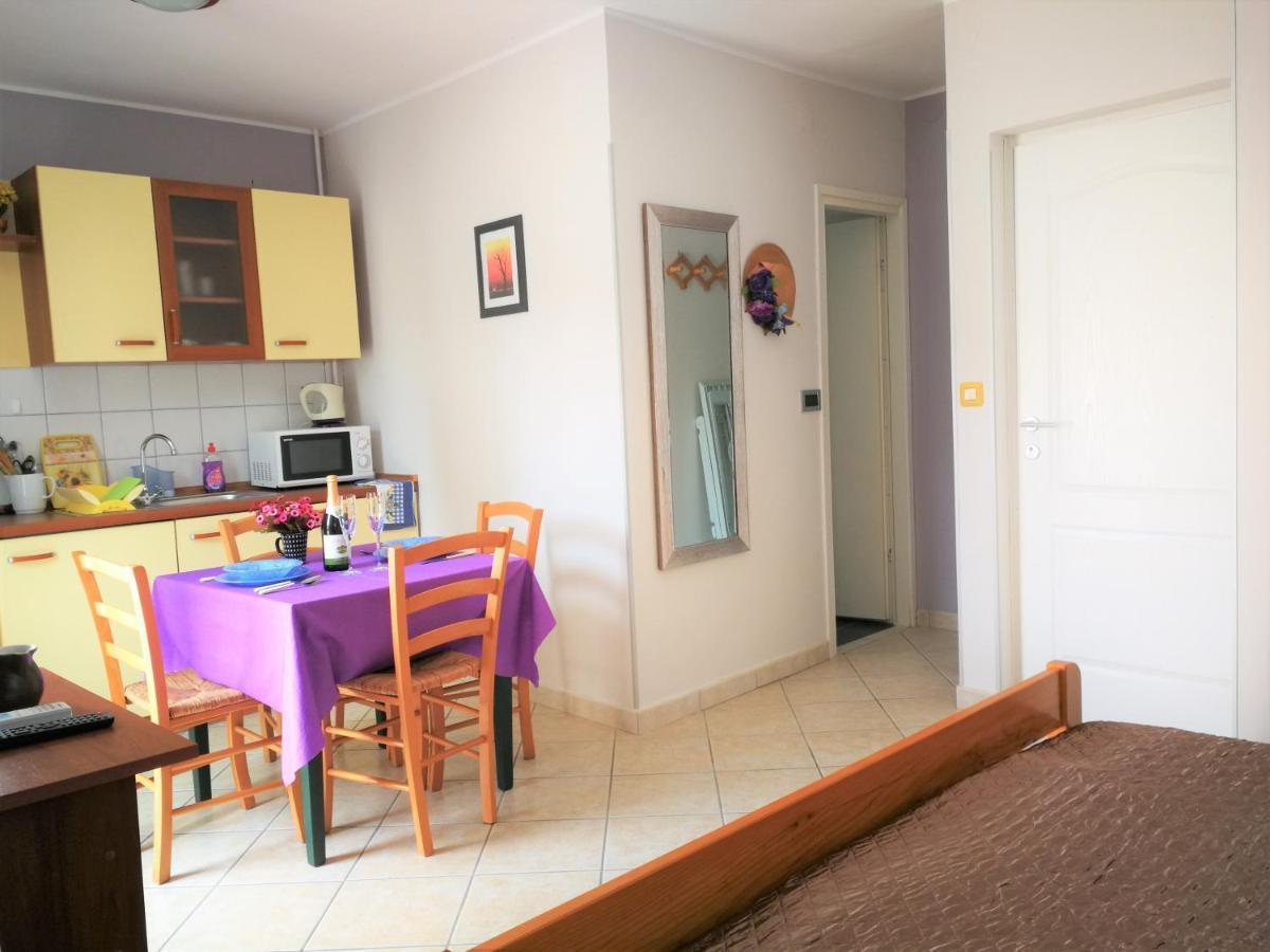 Apartments Bilic With Garden & Swimming Pool - 50M From The Beach Pjescana Uvala Exterior photo