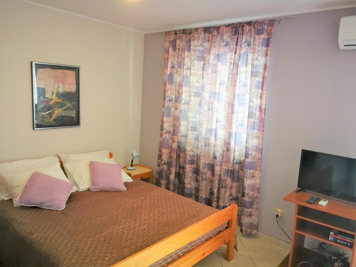Apartments Bilic With Garden & Swimming Pool - 50M From The Beach Pjescana Uvala Exterior photo