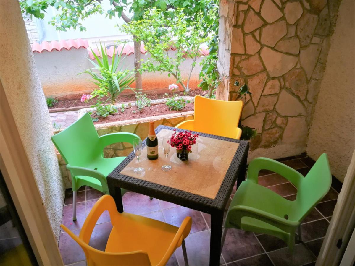 Apartments Bilic With Garden & Swimming Pool - 50M From The Beach Pjescana Uvala Exterior photo